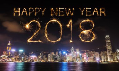 2018 mutlu yeni yıl havai fişek ışıltı ile Hong Kong cityscape 