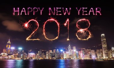 2018 mutlu yeni yıl havai fişek ışıltı ile Hong Kong cityscape 
