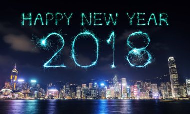 2018 mutlu yeni yıl havai fişek ışıltı ile Hong Kong cityscape 