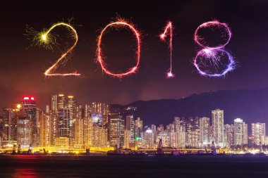 2018 mutlu yeni yıl havai fişek ışıltı ile Hong Kong cityscape 