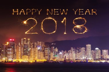 2018 mutlu yeni yıl havai fişek ışıltı ile Hong Kong cityscape 