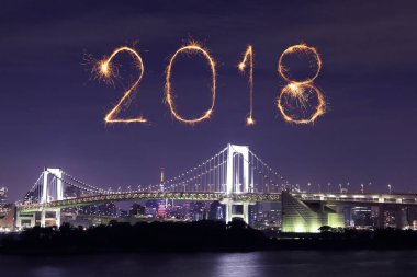 2018 mutlu yeni yıl havai fişek ışıltı ile Gökkuşağı Köprüsü, Tokyo 