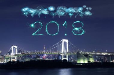 2018 mutlu yeni yıl havai fişek ışıltı ile Gökkuşağı Köprüsü, Tokyo 