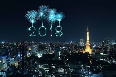 2018 mutlu yeni yıl havai fişek ışıltı ile Tokyo cityscape, Japonya