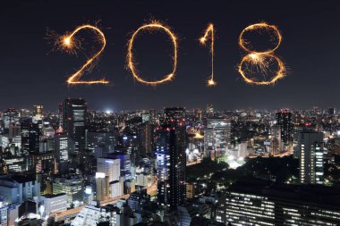 2018 mutlu yeni yıl havai fişek ışıltı ile Tokyo cityscape, Japonya