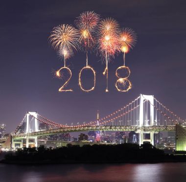 2018 mutlu yeni yıl havai fişek ışıltı ile Gökkuşağı Köprüsü, Tokyo 
