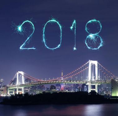 2018 mutlu yeni yıl havai fişek ışıltı ile Gökkuşağı Köprüsü, Tokyo 