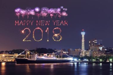 2018 mutlu yeni yıl havai fişek ışıltı ile Yokohama cityscape, Ja