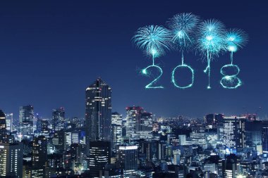 2018 mutlu yeni yıl havai fişek ışıltı ile Tokyo cityscape, Japonya
