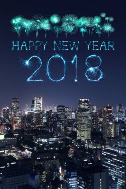 2018 mutlu yeni yıl havai fişek ışıltı ile Tokyo cityscape, Japonya