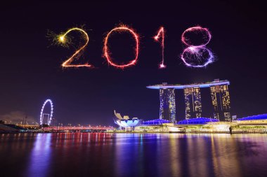 Singapur cityscape gece ile 2018 mutlu yeni yıl havai fişek