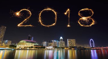 Singapur cityscape gece ile 2018 mutlu yeni yıl havai fişek