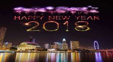 Singapur cityscape gece ile 2018 mutlu yeni yıl havai fişek