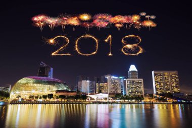 Singapur cityscape gece ile 2018 mutlu yeni yıl havai fişek