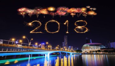 Singapur cityscape gece ile 2018 mutlu yeni yıl havai fişek