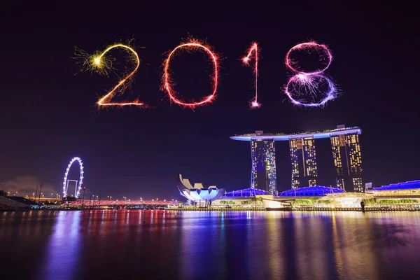 2018 Feliz año nuevo fuegos artificiales con Singapur paisaje urbano por la noche —  Fotos de Stock