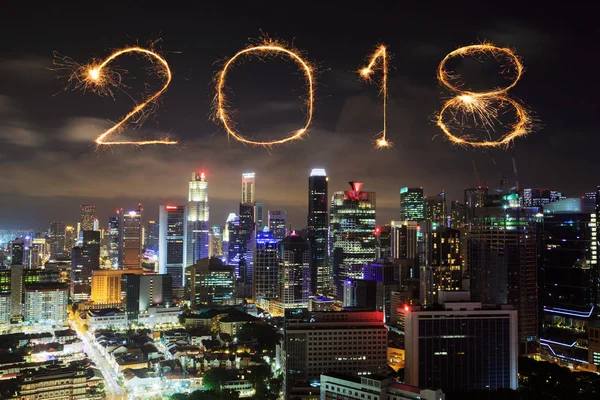 Singapur cityscape gece ile 2018 mutlu yeni yıl havai fişek