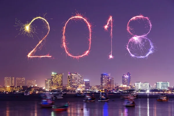 Šťastný nový rok ohňostrojem s panoráma města Pattaya v noci, Th 2018 — Stock fotografie