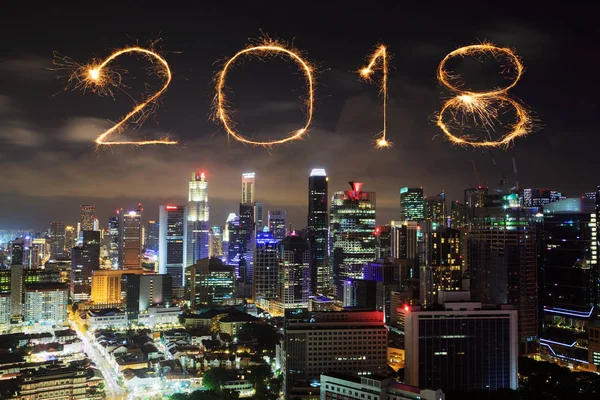 밤에 싱가포르 도시와 2018 해피 뉴가 어 불꽃놀이 로열티 프리 스톡 이미지