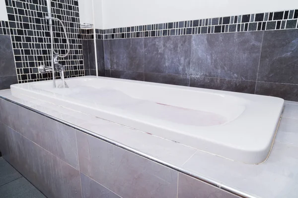 Moderne Badewanne mit Schaumbad — Stockfoto