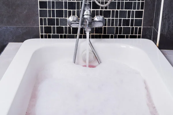 Baignoire moderne avec bain à bulles — Photo