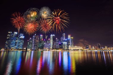 Merkezi iş bölgesi bina Singapur CI üzerinde havai fişek