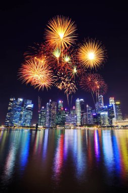 Merkezi iş bölgesi bina Singapur CI üzerinde havai fişek