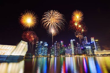 Merkezi iş bölgesi bina Singapur CI üzerinde havai fişek