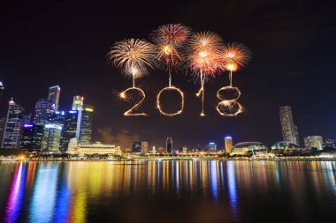 2018 mutlu yeni yıl havai fişek ışıltı ile Singapur cityscape