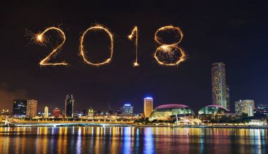 2018 mutlu yeni yıl havai fişek ışıltı ile Singapur cityscape