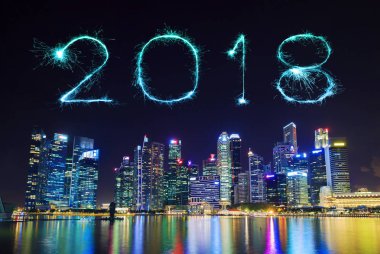 2018 mutlu yeni yıl havai fişek ışıltı ile merkezi iş distr