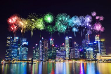 Merkezi iş bölgesi Si bina üzerinde güzel havai fişek