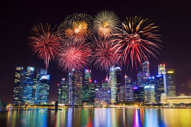 Merkezi iş bölgesi Si bina üzerinde güzel havai fişek