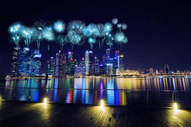 Merkezi iş bölgesi bina Singapur üzerinde havai fişek