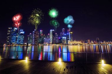 Merkezi iş bölgesi bina Singapur üzerinde havai fişek