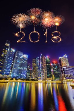 2018 mutlu yeni yıl havai fişek ışıltı ile merkezi iş distr