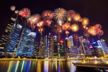 Merkezi iş bölgesi bina Singapur CI üzerinde havai fişek