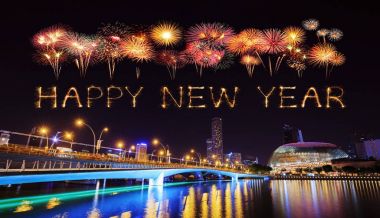 Singapur cityscape gece ile 2018 mutlu yeni yıl havai fişek