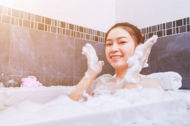 kadın Banyoda küvet içinde dinlendirici