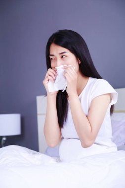 Yatak odasında yatakta ağlayan kadın