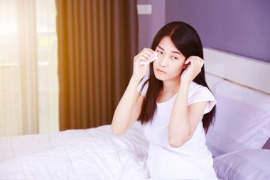 Yatak odasında yatakta ağlayan kadın