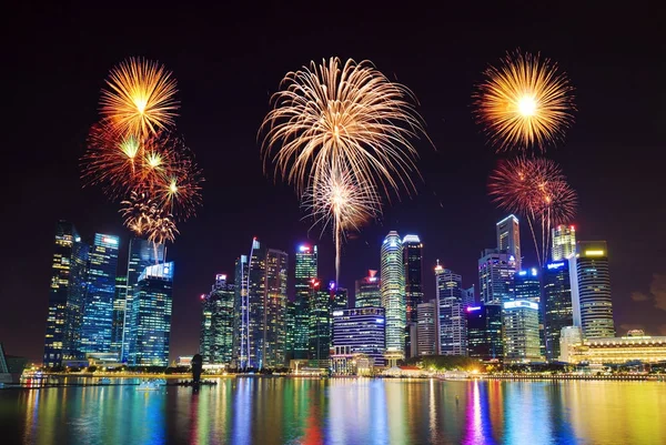 Prachtige vuurwerk over centrale zakelijke district gebouw van Si — Stockfoto