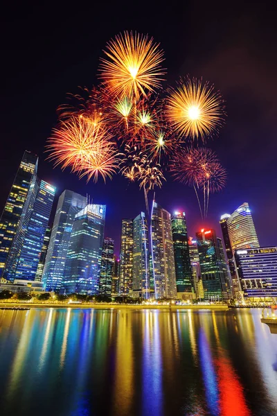 Merkezi iş bölgesi bina Singapur CI üzerinde havai fişek