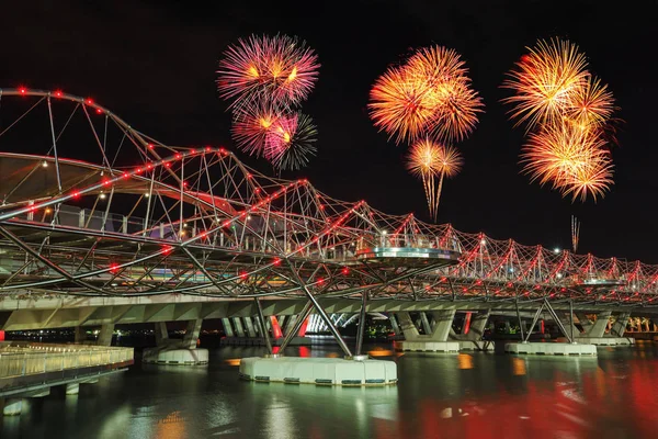 Bellissimi fuochi d'artificio sul ponte Helix a Singapore — Foto Stock