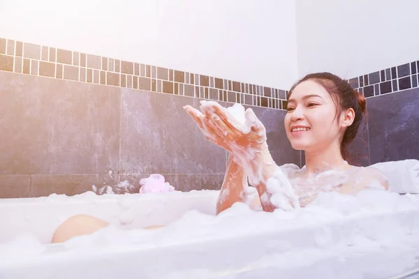 Жінка розслабляється у ванній кімнаті — стокове фото
