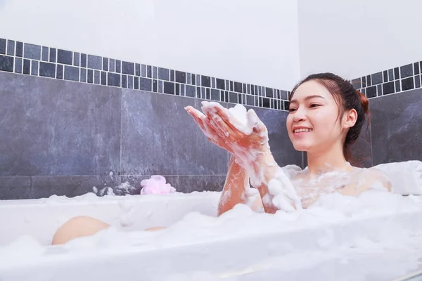 Mujer relajante en la bañera en el baño —  Fotos de Stock