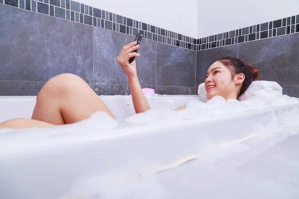 Žena dělat selfie foto ve vaně v koupelně — Stock fotografie