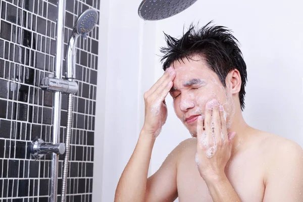Mężczyzna myjący twarz w łazience — Zdjęcie stockowe