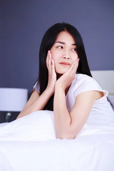 Beautiful woman on bed in bedroom — Stock Photo, Image