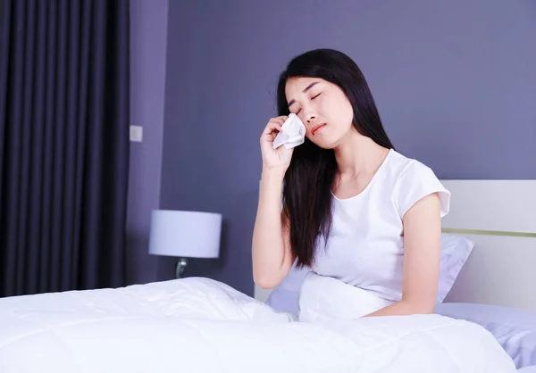 Woman is crying on bed in bedroom — Stock Photo, Image